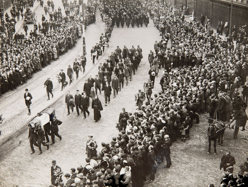 Funeral-through-Patrick-St-with-Fr-Dominic-Sean-and-Peter-MacSwiney-Arthur-Griffiths