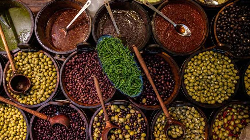 English-Market_Olive-Stall_Bags-of-Spices_opt.