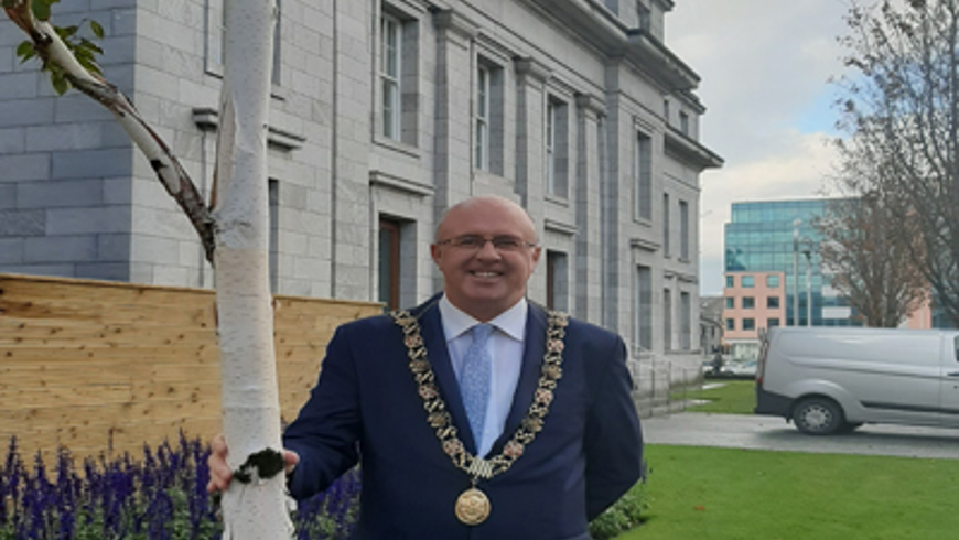 Lord-Mayor-with-tree