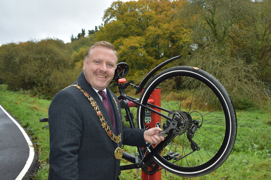 Lord-Mayor-at-bicycle-repair-station-web