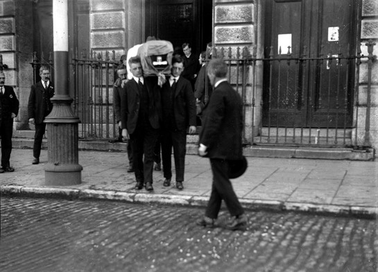 Terence-MacSwineys-coffin-being-removal-from-City-Hall