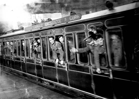 Examiner-Photo-Brtitish-Army-Reservists-leaving-Kent-Ceannt-Station-GSWR-Glanmire-Aug-1914