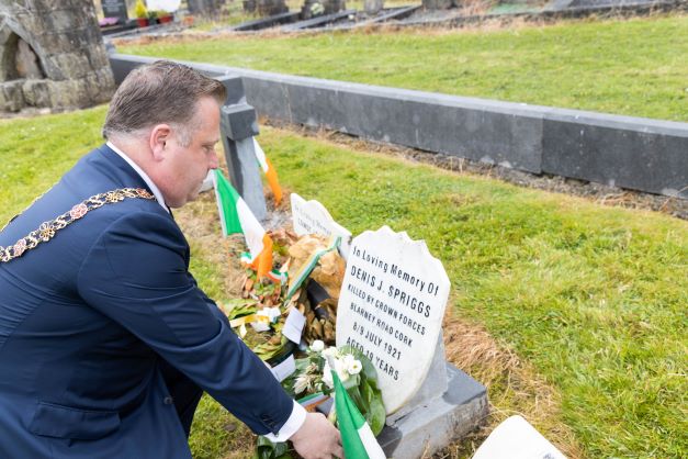 Denis-Spriggs-wreath-laying