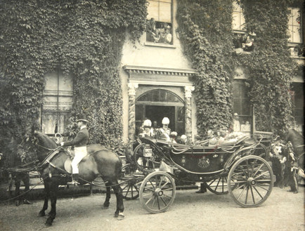 Edward-VII-and-Alexandra-outside-Old-Museum-Building