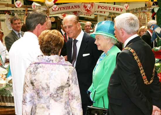 queen_elizabeth_with_tom_durcan_