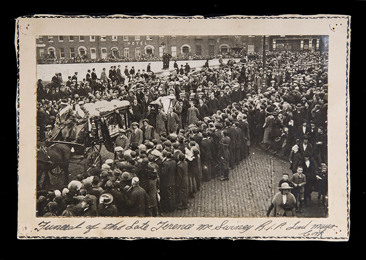 1945.41-D7.1-Photo-Funeral-of-Terence-MacSwiney-crossing-Patricks-Bridge